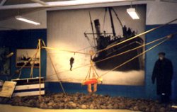 Sýning SVFÍ 1998. Myndin skýrir hvernig björgunarstóllinn er notaður