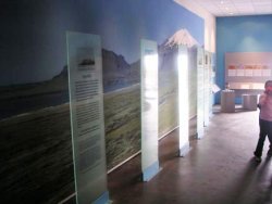 Gestastofa Þjóðgarðsins Snæfellsjökuls á Hellnum. Mynd af  
Snæfellsjökli 4 x 12 m