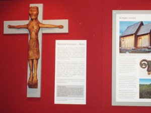 
Eftirger af Ufsa-Kristi, lkneski sem skori er  slenskt birki um 1200. Heitir eftir Ufsakirkju  Svarfaardal. Victor Cilia bj til eftirgerina. Kristni  sund r 2000