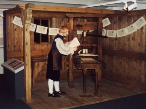 Prentstofa Gubrands biskups  Hlum. Snskur maur prentar Gubrandsbiblu sem kom t 1584. Prentverki og stofuna smuu Sigurur Gumundsson og Trausti Sigursson. Kristni  sund r 2000