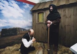 
Kristni � ��sund �r 2000. J�n Arason kr�pur hj� b��li s�num. �  
bakgrunni er lj�smynd af Sk�lav�r�unni � Sk�lholti og leikmynd sem  
s�nir hluta af �tbroti Sk�lholtskirkju um 1550. � g�lfinu er torf og  
gras. G�nur me� g�� gervi og � r�ttum b�ningum. Allt �etta gerir  
svi�smyndina raunverulega