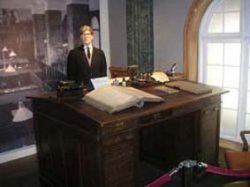 
Landsbankinn 120 �ra. Bakgrunnsmynd, eftirger� glugga, g�na og  
safngripir mynda eina heild