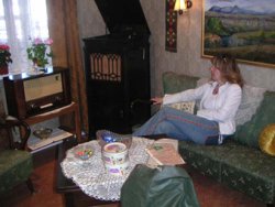 
V�kin - sj�minjasafn. Stofa sj�mannsfj�lskyldu, hlusta� � fr�s�gn