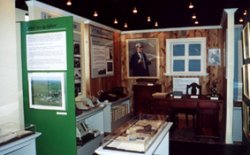 Kaupf�lagssafni� � Hvolsvelli. Skrifstofa Gu�brands Magn�ssonar �  
Hallgeirsey