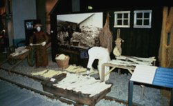 Saltfisksetri� � Grindav�k. M�l � g�lfi og leikmyndir af h�sum fr�  
�msum t�mabilum