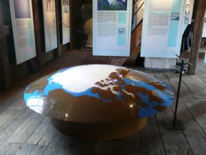 
Norurhvel Jarar  Hafssetrinu  Blndusi. Lkani snir  
norurhveli og shelluna eins og hn var ri 2006, egar  
Hafssetri var opna. Inn  lkani er einnig fr sp um str  
shellunnar eftir tiltekinn rafjlda, mia vi tlaa hlnun, og  
jafnframt r skipaleiir sem  opnast yfir plsvi og fra sland  
 alfaralei skipaumferar. r Jakobsson, veurfringur, er  
hfundur sningartexta og hann lagi fram ggn sem lkani er byggt  
, en a er sma hj Svismyndum ehf. Sigurur Halldrsson hj  
Mdelsmi setti ljsadur  lkani. Unni fyrir Blndusb