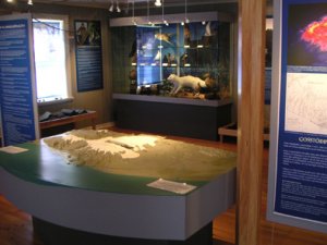 Lkan af Eyjafjallajkli, Mrdalsjkli og umhverfi Ktlu  sningunni  
Mrdalur - mannlf og nttra fr rinu 2000  Brydeb  Vk   
Mrdal. Lkani snir svi fr Markarfljti  vestri a Skaft   
austri og fr sj og norur fyrir Mrdalsjkul