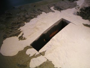 Hgt er a draga t hluta af lkaninu og  sst ykkt jkulsins,  
lgun landslagsins undir honum og eldstin Katla ar undir. Lkani  
smai Sigurur Halldrsson hj Mdelsmi. Unni fyrir Mrdalshrepp  
og Menningarflag  Brydeb