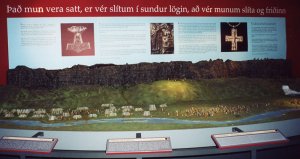 
Kristnitakan  ingvllum ri 1000 af sningunni Kristni  sund r  
 jmenningarhsinu. Lkan af inghelginni, 3 x 6 m, snir  
Almannagj, Vellina, Lgberg og xar. Vi lkani voru tengd tlva,  
hljkerfi og ljs og fyrir framan a voru 5 spjld me textum og  
hnappur  hverju spjaldi. Textarnir fjlluu um Kristnitkuna, Bir,  
Lgberg, Lgsgumann og Lgrttu. egar tt var  hnapp beindust ljs  
a tilteknum sta  lkaninu og raddir jkunnra leikara heyrust   
hljkerfi ar sem sagt var fr vikomandi atrii ea leikin samtl.  
Lkani geri Victor Cilia myndlistarmaur, hnnuur var Bjrn G  
Bjrnsson og smiir Sigurur Gumundsson og Trausti Sigursson.  
rhallur Sigursson geri leikhandrit og leikstri. 200 litlir menn  
 sgualdarklum (tindtar) voru bnir til af srfringi  Isle of  
Man, en ar er m.a. forn ingstaur sem heitir Tynwald. Lkani er n  
varveitt  Sgusetrinu  Hvolsvelli, en  engri slendingasgu er  
fjalla jafn miki um mlaferli  ingvllum en  Njls sgu. Unni  
fyrir Kristnihtarnefnd