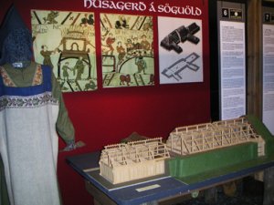 Lkn af hsum eru nokku algeng  sfnum, enda geta au tskrt  
byggingar sem ekki eru agengilegar. Hr er lkan af Sgualdarbnum  
sem reistur var  jrsrdal 1974. Hrur gstsson hannai  
Sgualdarbinn og byggi hnnunina  rstinni  Stng. Br Gauks   
Stng fr  eyi  miklu Heklugosi 1104 en var grafinn r sku 1939.  
Byggasafn rnessslu  Eyrarbakka  lkani  Njlusninguna   
Hvolsvelli