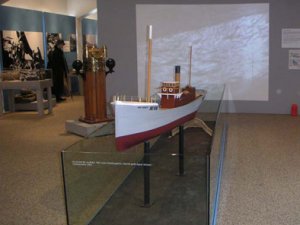 
Togarinn Jn forseti. Lkani snir fyrsta togarann sem var smaur  
fyrir slendinga ri 1907 og botnvrpuna sem hann dregur  eftir  
sr, en togararnir voru kallair botnvrpungar. Lkani smai Agnar  
Jnsson fyrir Vkina - Sjminjasafni  Reykjavk