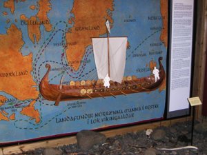 Algengustu lkn  sfnum eru af btum og skipum. Hr er vkingaskip  
 sningunni  Njlusl. Lkani er 1 m  lengd. a snir knrr og  
 bakgrunni er kort sem snir ferir norrnna manna og landafundi   
sguld. Mdelsmiur kunnur. Unni fyrir Sgusetri  Hvolsvelli