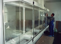 Tæknimaður frá Glasbau Hahn setur upp skáp í Þjóðmenningarhúsi 2000